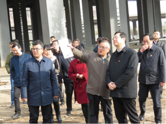 省委常委、西寧市委書記王曉在青海省物產(chǎn)集團總公司黨委書記、總經(jīng)理王玉輝陪同下，深入青海物產(chǎn)朝陽物流園區(qū)。