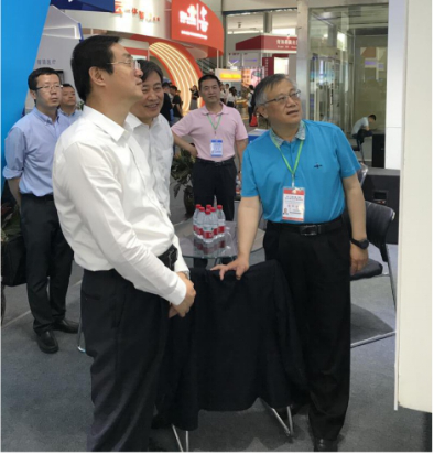 省委常委、西寧市委書記王曉蒞臨第十九屆青洽會青海物產(chǎn)展位參觀